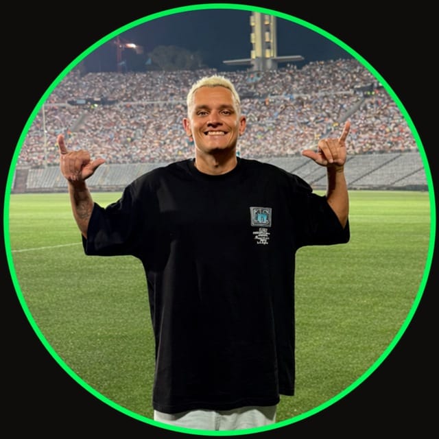Homem no estadio fazendo sinal de hang loose